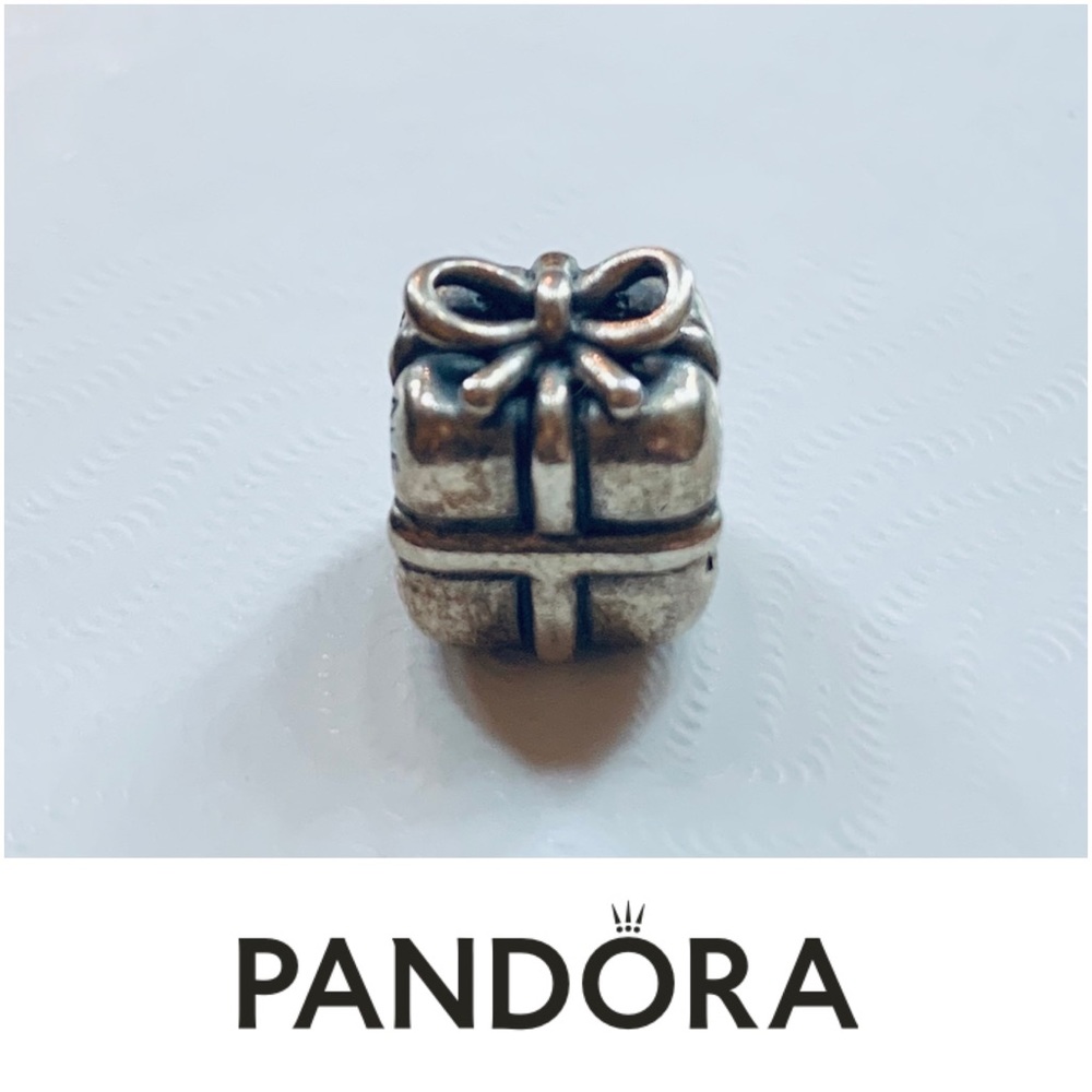 PANDORA Present/Gift Charm